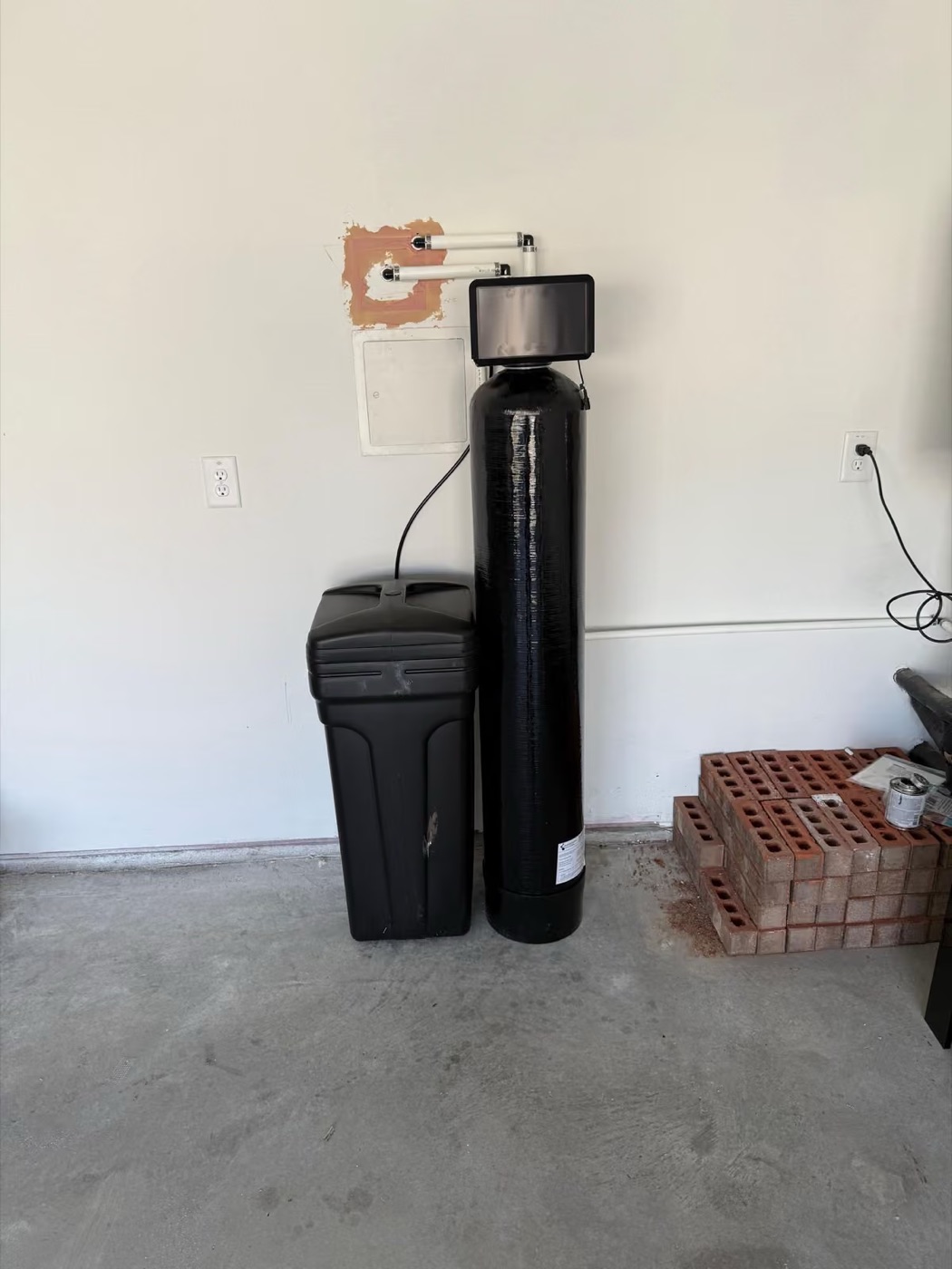Single-tank softener and brine tank against the wall 2